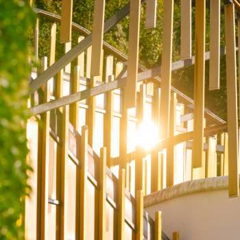 Detailaufnahme der goldenen Lamellen der Fassade des Kunstzentrums Vaduz im Gegenlicht der Sonne.