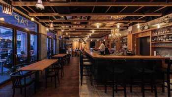 Gemütlicher Innenraum des St. Martins Pub mit stilvoller Bar und Holzbalkendecke bei Abendbeleuchtung