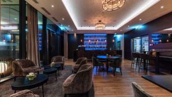 Gemütliche Bar mit stilvoller Beleuchtung und einer Auswahl an Spirituosen.