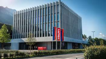 Der architektonisch eindrucksvolle Firmensitz von Hilti in Schaan – moderner Industriebau mit Alpenblick.
