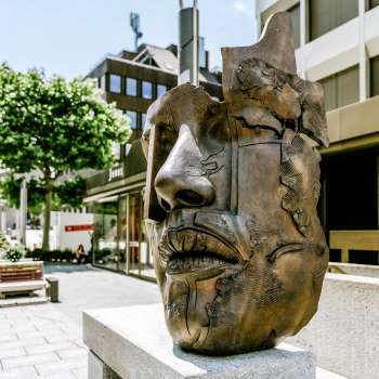 Moderne Bronzeskulptur eines Gesichts im Städtle von Vaduz