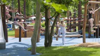  Bunte Tische und Stühle im Freibadrestaurant Mühleholz – ideal zum Entspannen nach dem Baden.