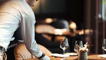 Geräumiger Essbereich mit eleganter Atmosphäre, grossen Tischen und modernen Sitzgelegenheiten