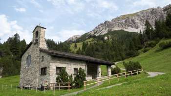 Friedenskapelle mit Berglandschaft im Hintergrund