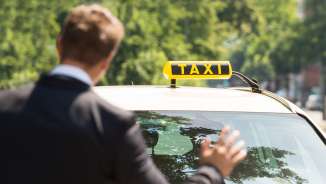 Mann ruft ein Taxi
