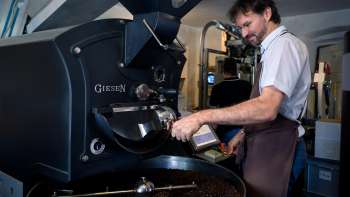 Peter Demmel beim Rösten der Bohnen