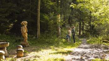 Holzfigur auf dem WalserSagenWeg