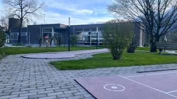 Minigolfanlage Schaan-Vaduz mit gepflegten Bahnen und Blick auf das Clubgebäude – Freizeitspaß für Jung und Alt in Liechtenstein. Minigolfanlage Schaan-Vaduz mit gepflegten Bahnen und Blick auf das Clubgebäude – Freizeitspaß für Jung und Alt in Liechtenstein.