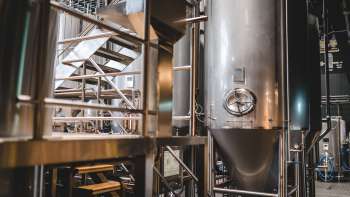 Grosser Edelstahltank und Brautechnik im Produktionsbereich des Liechtensteiner Brauhauses