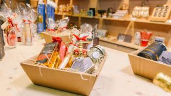 Hochwertiger Geschenkkorb mit Spezialitäten aus Liechtenstein, dekorativ arrangiert im Liechtenstein Center