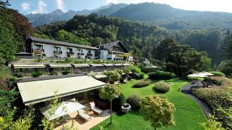 Exklusives Parkhotel Sonnenhof in Vaduz mit Gartenanlage und Bergkulisse