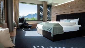 Modernes Doppelzimmer mit Aussicht auf die Berge im Grand Casino Hotel Liechtenstein