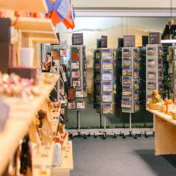 Ansicht auf Postkarten und Andenken im Verkaufsbereich des Liechtenstein Centers in Vaduz.
