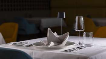 Stilvoll gedeckter Tisch im Alpin Royal Restaurant