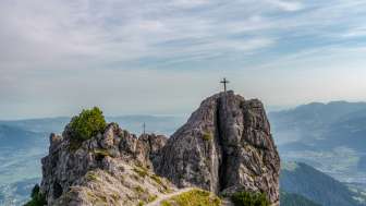 Gipfelwanderung auf den Drei Schwestern Zwei Gipfelkreuze auf den Felsen der Drei Schwestern mit Ausblick über das Rheintal entlang der Route 66 in Liechtenstein