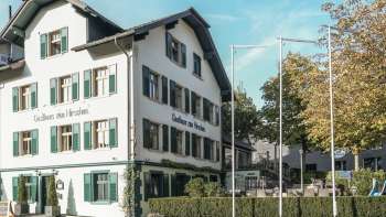 Gasthaus zum Hirschen mit grossem Aussenbereich und traditioneller Architektur