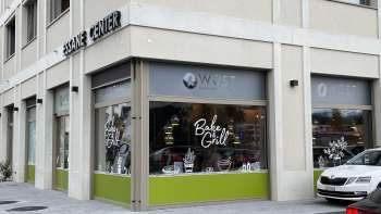 Außenansicht der Bäckerei Wüst in Eschen mit großen Schaufenstern und moderner Beschriftung