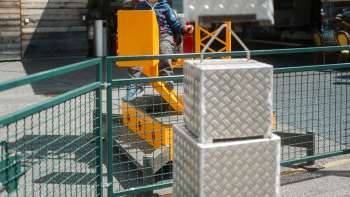 Kind spielt mit Bagger vor dem Schlucher-Treff