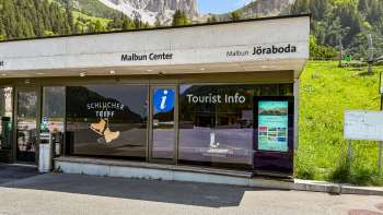 Blick auf das Malbun Center mit Bergpanorama im Hintergrund