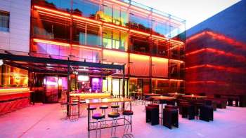 Einladende Bar mit eleganter Lichtgestaltung und gemütlichem Ambiente