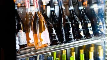 Gut sortierter Weinkühlschrank mit einer Auswahl an Rot-, Weiß- und Roséweinen im Dolce Gusto