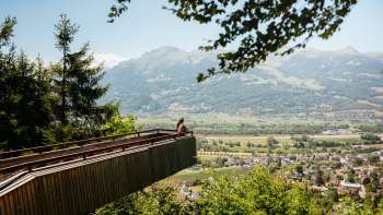 Aussichtsplattform am Walderlebnispfad in Vaduz mit Blick auf das sonnige Tal