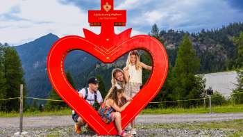 Familie bei grossem Alpherz