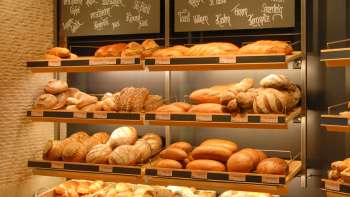 Gefülltes Regal mit Broten und anderen Köstlichkeiten in der Bäckerei Konditorei Amann