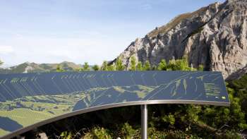 Blick auf die Panoramatafel Sareis mit beindruckendem Bergpanorama im Hintergrund