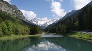 Blick auf den Gänglesee in Steg mit Bergen im Hintergrund