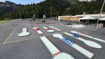 Alpen-Minigolf-Stationen, Mini-Cars und Schachfeld vor dem Schlucher-Treff