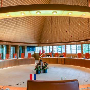 usstellungsraum mit Gemälden, Büchern und Exponaten im Liechtensteinischen Landesmuseum.