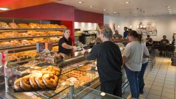 Verkaufsraum in der Bäckerei Konditorei Mündle in Mauren in dem Menschen Brot kaufen