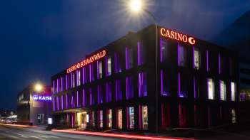 Das Casino Schaanwald bei Dunkelheit, eindrucksvoll beleuchtet mit lila Lichtakzenten – beliebtes Ausflugsziel für Nachtschwärmer in Liechtenstein.