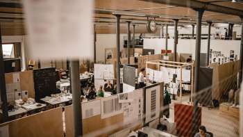 10 universitaet liechtenstein studium Architektur Atelier der Liechtenstein School of Architecture mit Studierenden in kreativer Arbeitsatmosphäre