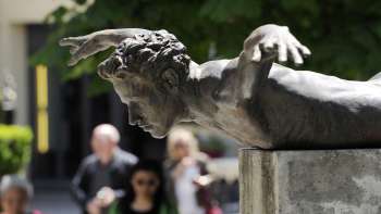Bronzeskulptur Phoenix von Doris Bühler in Vaduz, ein menschlicher Körper in Flughaltung auf Sockel montiert.