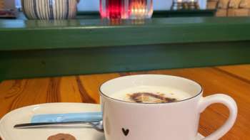 Detailaufnahme einer Kaffeetasse auf einem Tisch im Bergstübli Steg