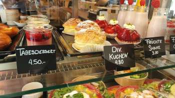 Vielfältige Auswahl an Kuchen, Törtchen und frischen Snacks in der Vitrine des Cafés 44 Café im Hof