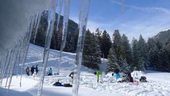 Eine Gruppe von Personen baut an einem Iglu