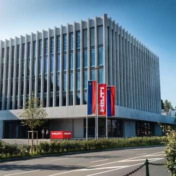 Der architektonisch eindrucksvolle Firmensitz von Hilti in Schaan – moderner Industriebau mit Alpenblick.