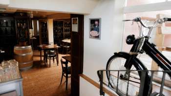 Stilvolles Restaurant-Interieur mit klassischen Holzmöbeln und gemütlichem Ambiente