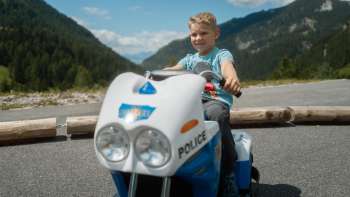 Kind fährt mit Mini-Car