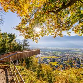 Aussichtsplattform im goldenen Herbstlicht mit Sicht auf Vaduz und umliegende Natur