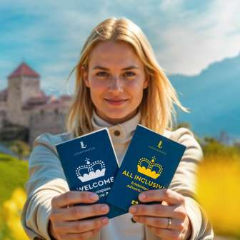 Frau präsentiert den WELCOME und ALL INCLUSIVE Erlebnispass vor Schloss Vaduz