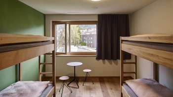 Helles Mehrbettzimmer mit Fensterblick in der Jugendherberge Schaan-Vaduz