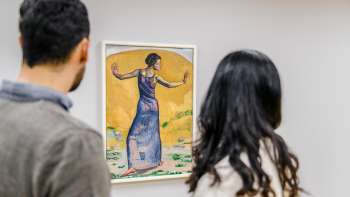 Zwei Personen betrachten ein farbenfrohes Gemälde im Kunstmuseum Liechtenstein