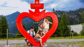 Familie bei grossem Alpherz