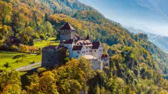 Schloss Vaduz im Herbst Schloss Vaduz auf einem bewaldeten Hügel in herbstlicher Landschaft in Liechtenstein