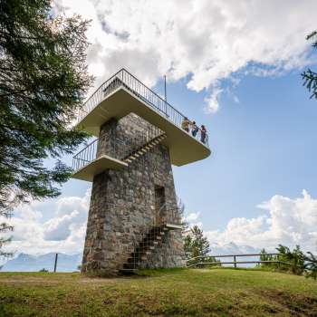Aussichtsturm Gaflei in Liechtenstein mit Steinmauer, Wendeltreppe und Plattform – beliebtes Wanderziel mit Panoramablick.