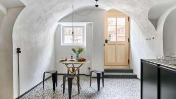 Eingang der Ferienwohnung mit rundem Esstisch und Küchenzeile